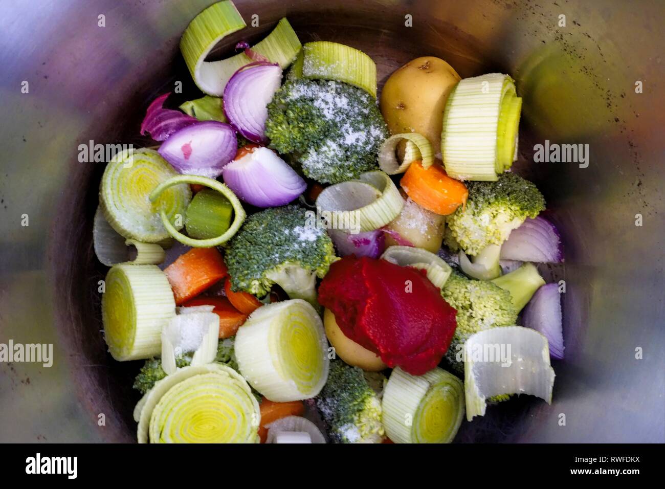 Préparation des légumes à cuire comme une casserole à pression Banque D'Images