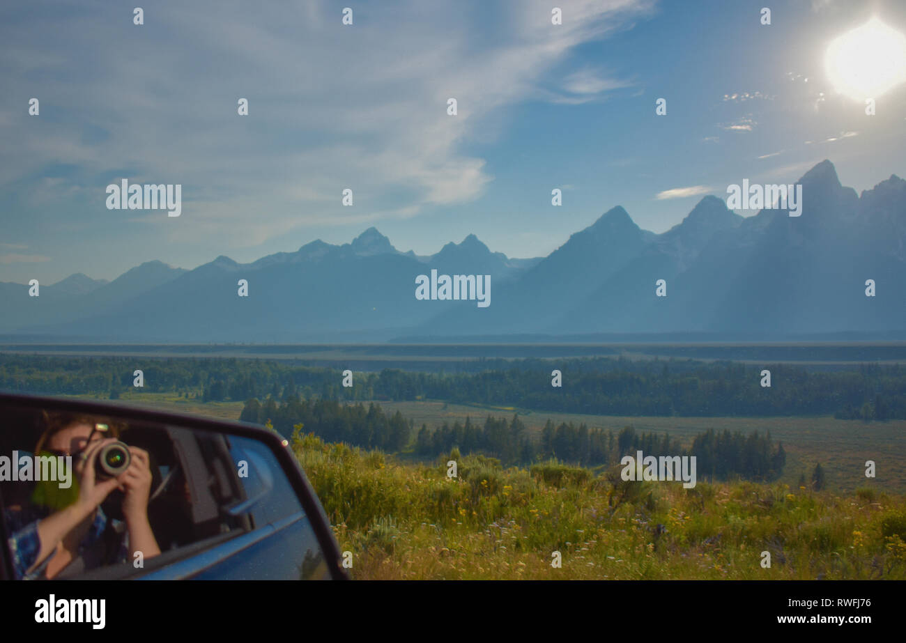 À la fenêtre de la voiture, à la Teton Mountains dans le Wyoming, USA. Banque D'Images