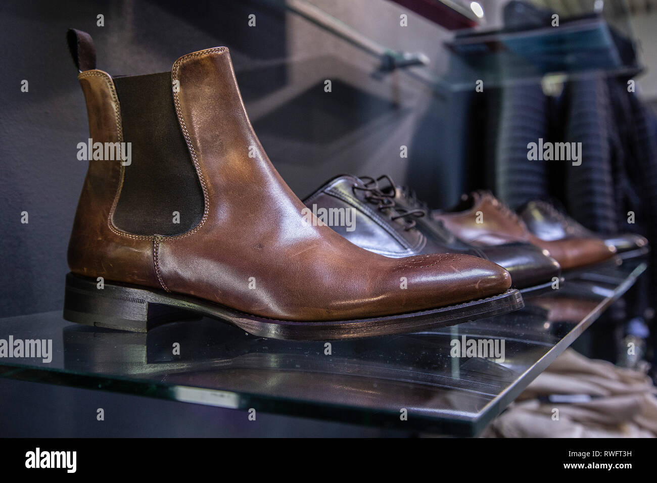 Black chelsea boots Banque de photographies et d'images à haute résolution  - Alamy
