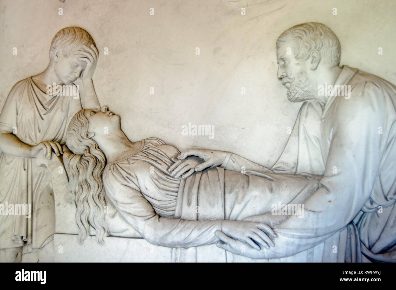 En frise sculptée pour montrer la 2e comte de Kilmorey réconfortant sa maîtresse Priscilla Anne Hoste comme elle s'allonge sur son lit de mort en 1854 avec leur fils D Banque D'Images