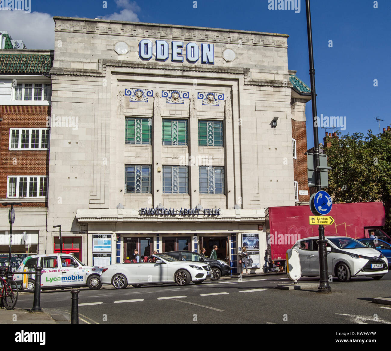 RICHMOND-upon-Thames, Royaume-Uni - 20 septembre 2015 : le trafic et les piétons passer l'animation de la sortie en face de l'historique avec son cinéma Odeon Richmond Banque D'Images