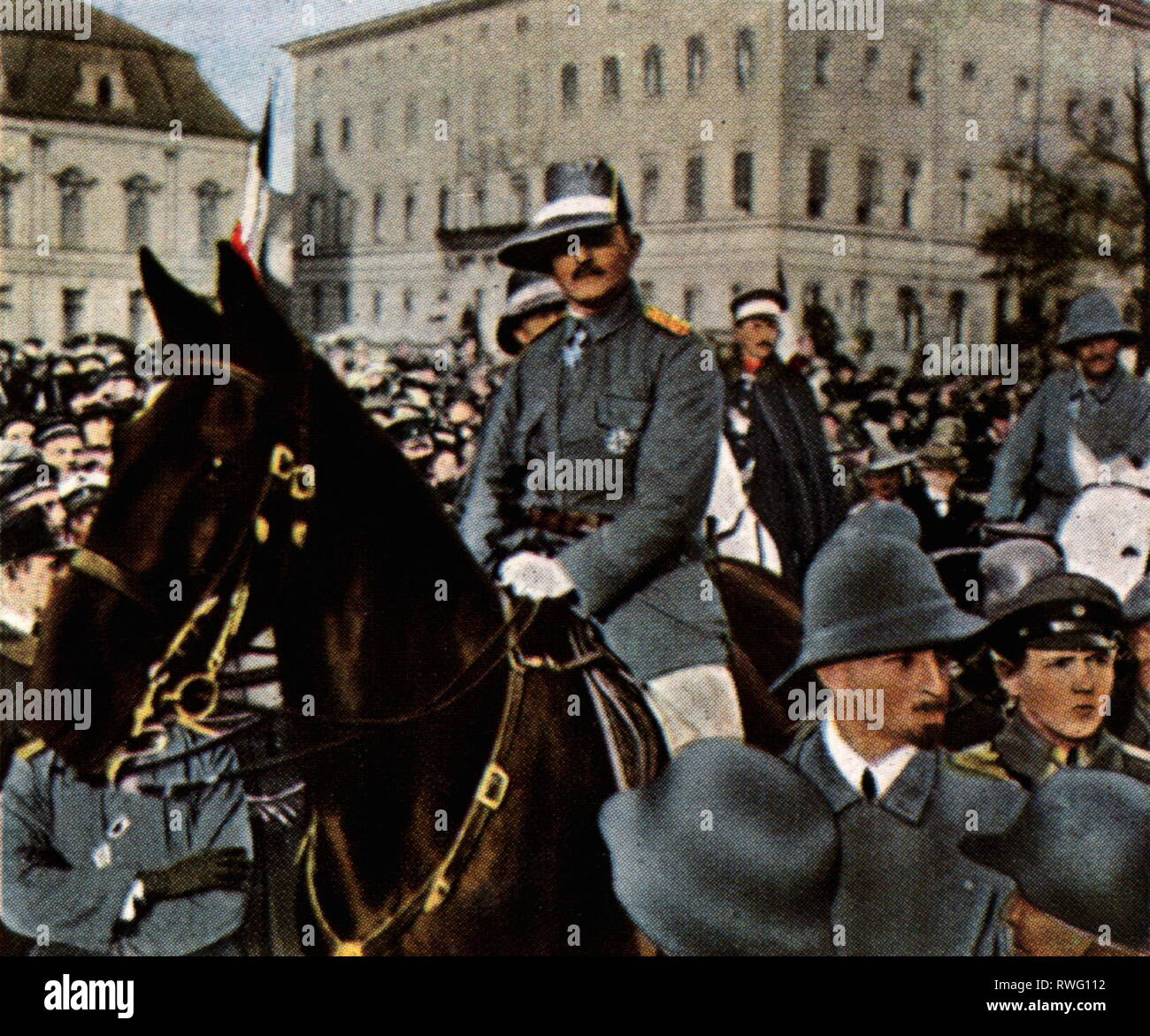 Paul von Lettow-Vorbeck,, 20.3.1870 - 9.3.1964, le général allemand, demi-longueur, retourner avec le reste de la Schutztruppe (force coloniale Allemande) de l'Afrique de l'Est, Berlin, 2.3.1919, photographie couleur, carte de cigarette, série 'Die Nachkriegszeit', 1935, Additional-Rights Clearance-Info-Not-Available- Banque D'Images