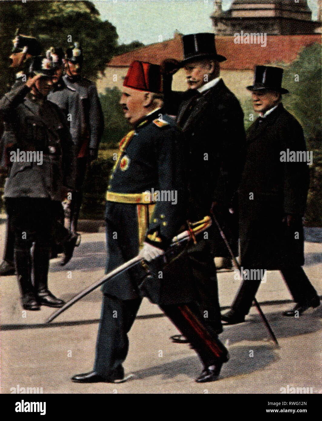 Fuad I, 26.3.1868 - 28.4.1936, roi d'Égypte 15.3.1922 - 28.4.1936, pleine longueur, visite en Allemagne, avec le Président du Reich Paul von Hindenburg, Berlin, 6.6.1929, photographie couleur, carte de cigarette, série 'Die Nachkriegszeit', 1935, Additional-Rights Clearance-Info-Not-Available- Banque D'Images
