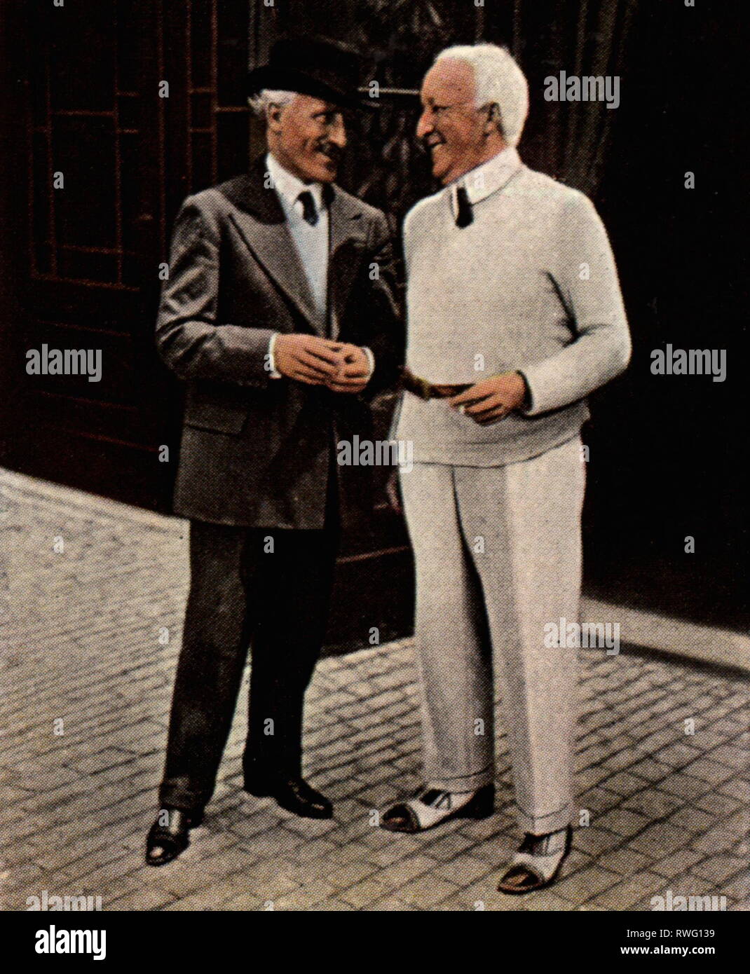 Wagner, Siegfried, 6.6.1869 - 4.8.1930, compositeur et chef d'orchestre allemand, directeur du Festival de Bayreuth, 1908 - 1930, pleine longueur, avec le chef d'orchestre Arturo Toscanini, Bayreuth, 1930, photographie couleur, carte de cigarette, série 'Die Nachkriegszeit', 1935, Additional-Rights Clearance-Info-Not-Available- Banque D'Images