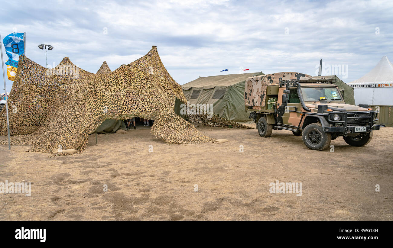 Avalon, Melbourne, Australie - Mar 3, 2019 : tente camouflée militaire et un 4RM Banque D'Images
