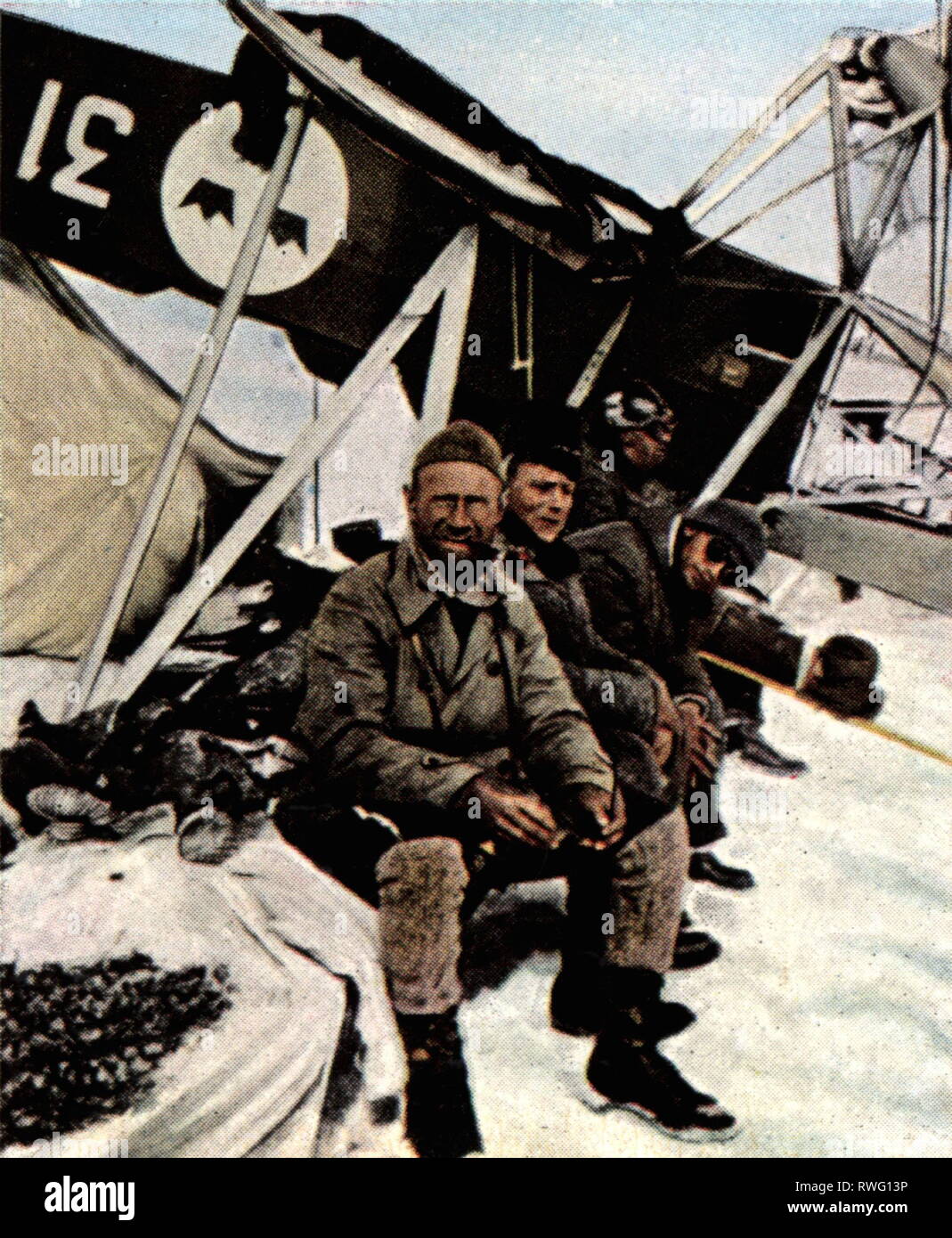 Lundborg, Einar, 5.2.1896 - 27.1.1931, l'aviateur suédois, pleine longueur, après l'atterrissage en catastrophe au cours de l'opération de sauvetage des survivants du dirigeable "Italia", de l'Arctique, 23.6.1928, photographie couleur, carte de cigarette, série 'Die Nachkriegszeit', 1935, Additional-Rights Clearance-Info-Not-Available- Banque D'Images