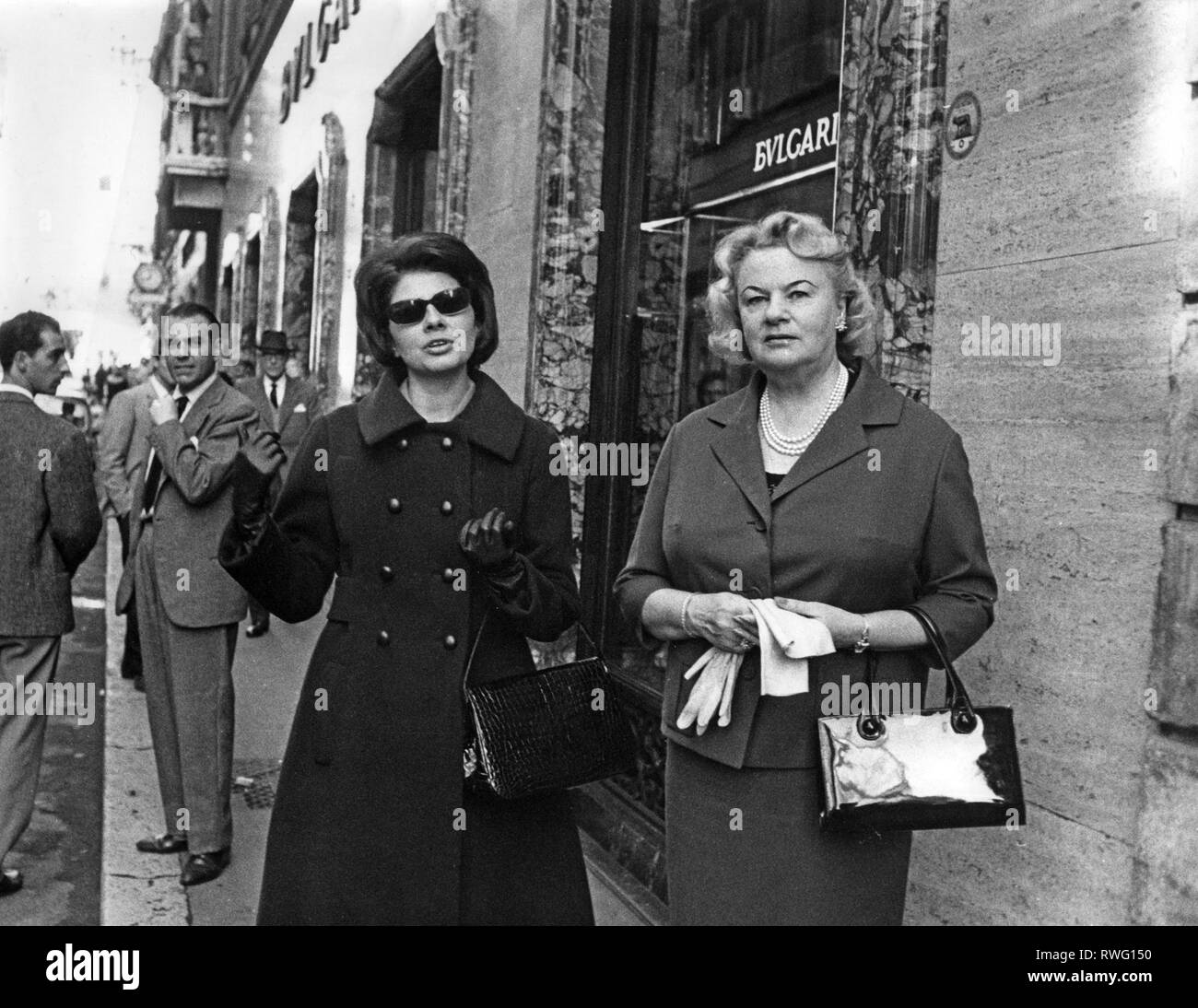 Soraya, 22.6.1932 - 25.10.2001, l'impératrice d'Iran 12.2.1951 - 6.4.1958, demi-longueur, avec sa mère Eva Esfandiary Bakhtiary, Rome, 1960 Additional-Rights Clearance-Info-Not-Available- Banque D'Images