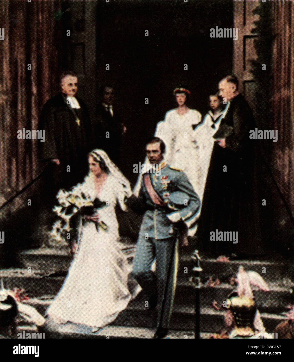 Gustaf Adolf, 22.4.1906 - 26.1.1947, Prince héréditaire de Suède, pleine longueur, mariage avec Sibylla de Saxe-Cobourg-Gotha, le Bridal couple quitte l'église de Saint Moritz, Cobourg, 20.10.1932, photographie couleur, carte de cigarette, série 'Die Nachkriegszeit', 1935, Additional-Rights Clearance-Info-Not-Available- Banque D'Images