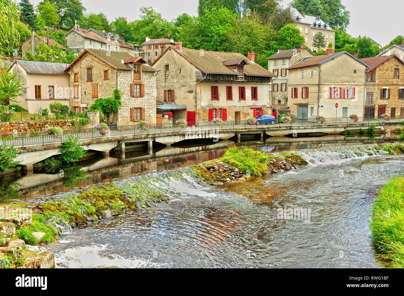 Rivière Vienne à Eymoutiers, Haute-Vienne, Limousin, France Banque D'Images
