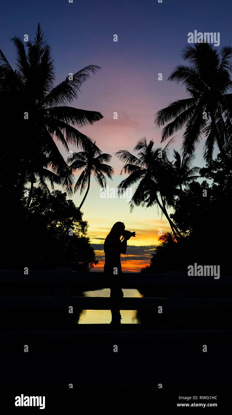 Woman Traveler Photos de l'île de prendre avec votre appareil photo reflex numérique - Silhouette sur l'île de Boracay - Philippines Banque D'Images