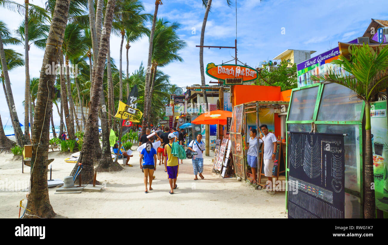 Les touristes et les rabatteurs par les entreprises sur l'île de Boracay Beach, Panay - Philippines Banque D'Images