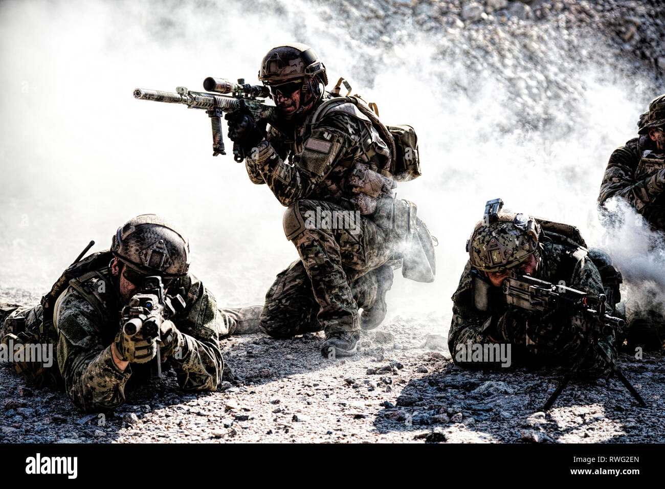 De l'escouade des forces spéciales en action dans le désert, couverte par un écran de fumée. Banque D'Images