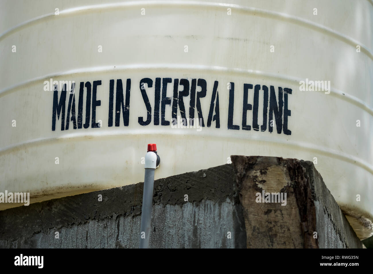 Un réservoir d'eau fabriqué localement à Freetown, Sierra Leone. Banque D'Images