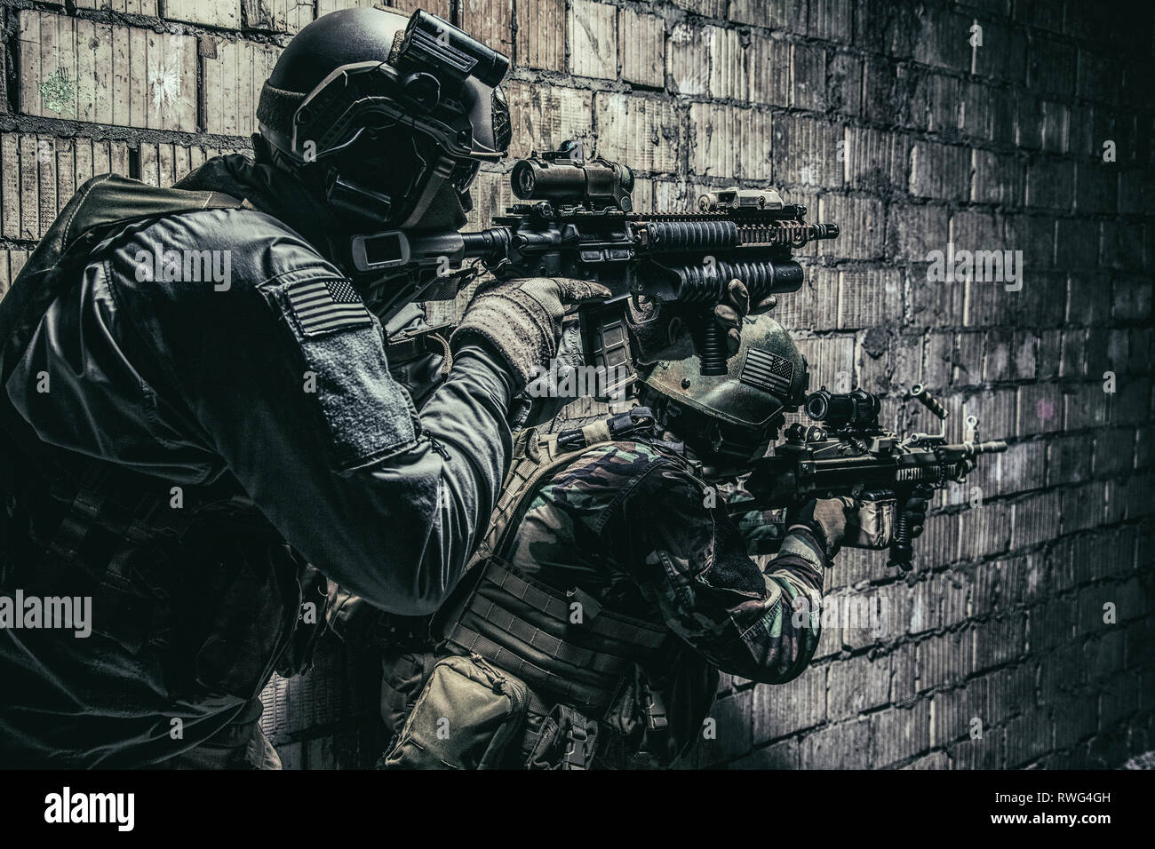 Paire de soldats en action sous le couvert de l'obscurité. Banque D'Images