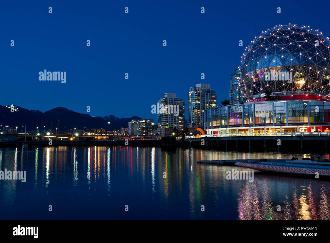 Le Telus World of Science dome sur False Creek à Vancouver, BC, Canada. Science World de Vancouver. Banque D'Images