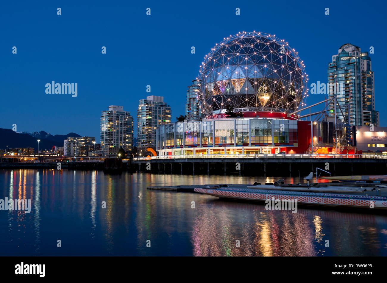 Le Telus World of Science dome sur False Creek à Vancouver, BC, Canada. Science World de Vancouver. Banque D'Images