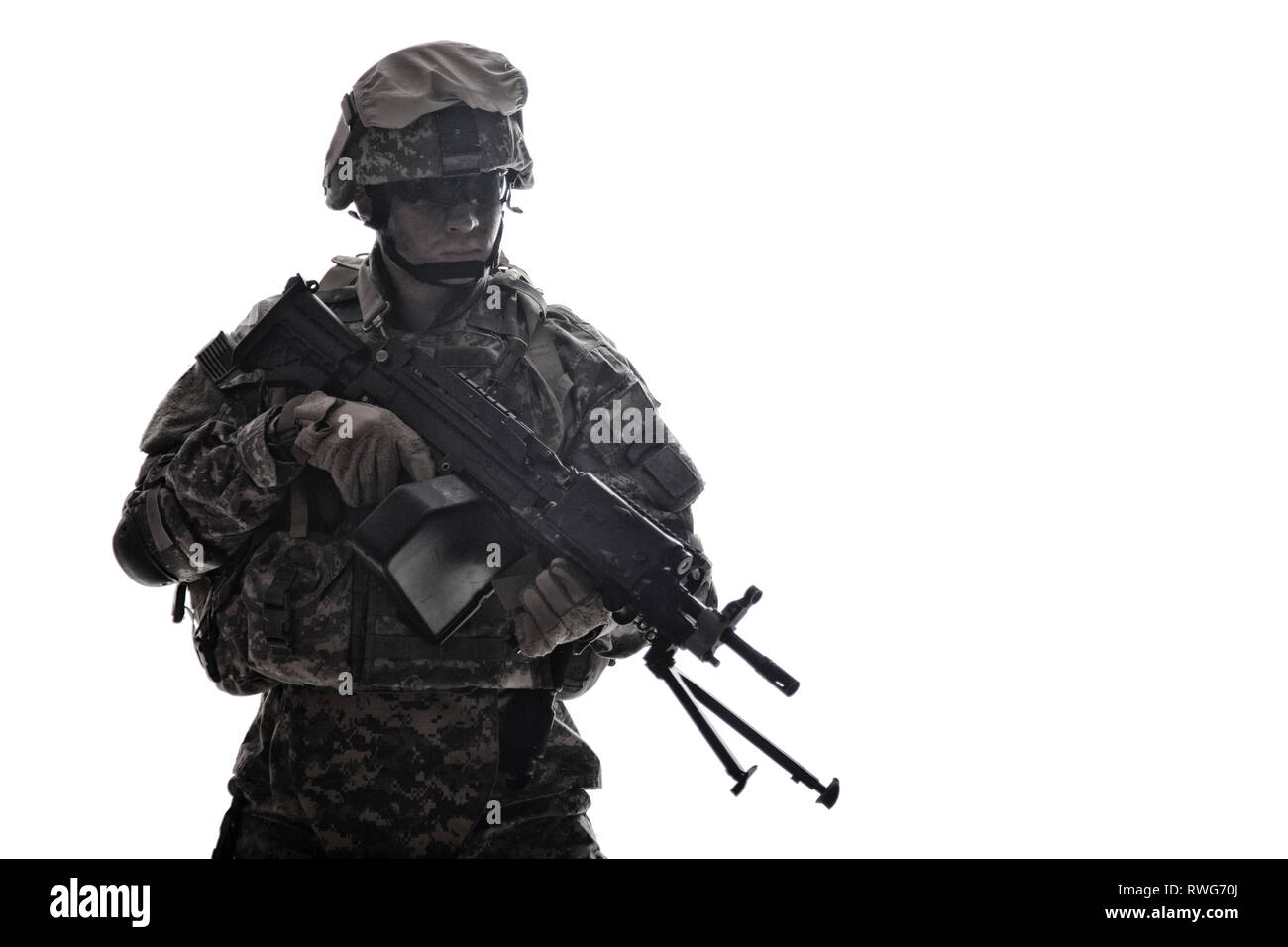 Portrait d'un soldat des Forces armées américaines tenant une mitrailleuse légère. Banque D'Images