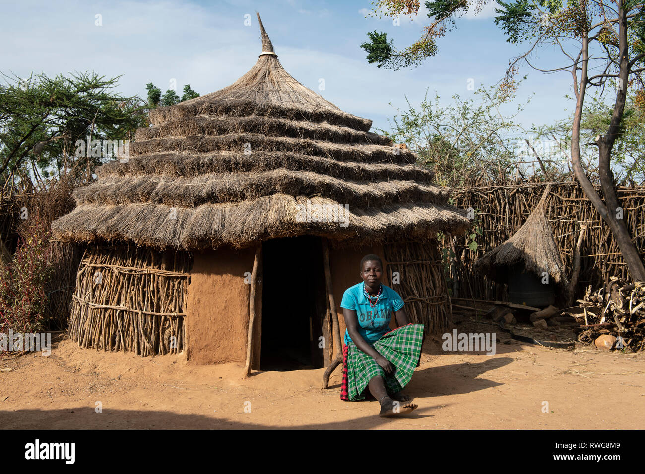 Karamojong femme à sa cabane, Karamojong, village du nord de l'Ouganda Banque D'Images
