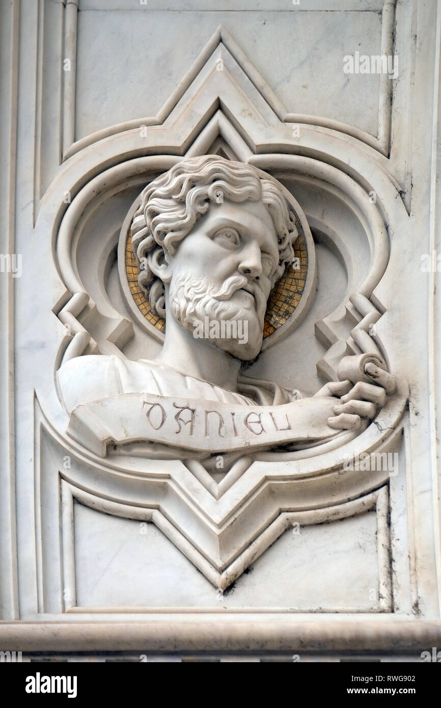 Daniel, relief sur la façade de la Basilique de Santa Croce (Basilique de la Sainte Croix) - La célèbre église franciscaine à Florence, Italie Banque D'Images