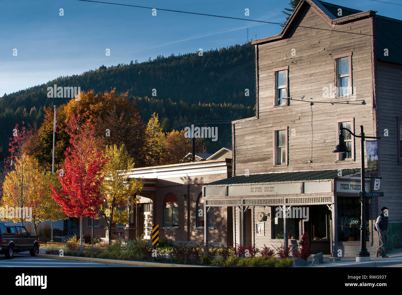 À la recherche sur la rue principale, les couleurs de l'automne, Rossland, BC Canada Banque D'Images
