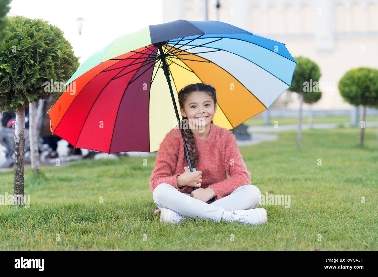 Accessoires colorés pour l'humeur joyeuse. Petite fille cheveux longs avec  parapluie. Accessoire coloré influence positive. Parapluie lumineux. Rester  positif et optimiste. Tout mieux avec mon parapluie Photo Stock - Alamy