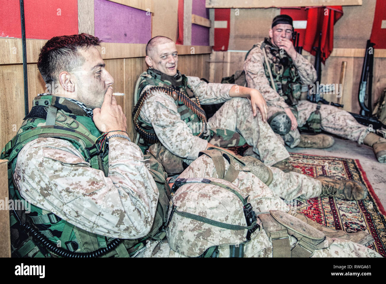 Les Marines américains à parler et se reposer tout en étant assis sur le plancher à leur poste de combat. Banque D'Images