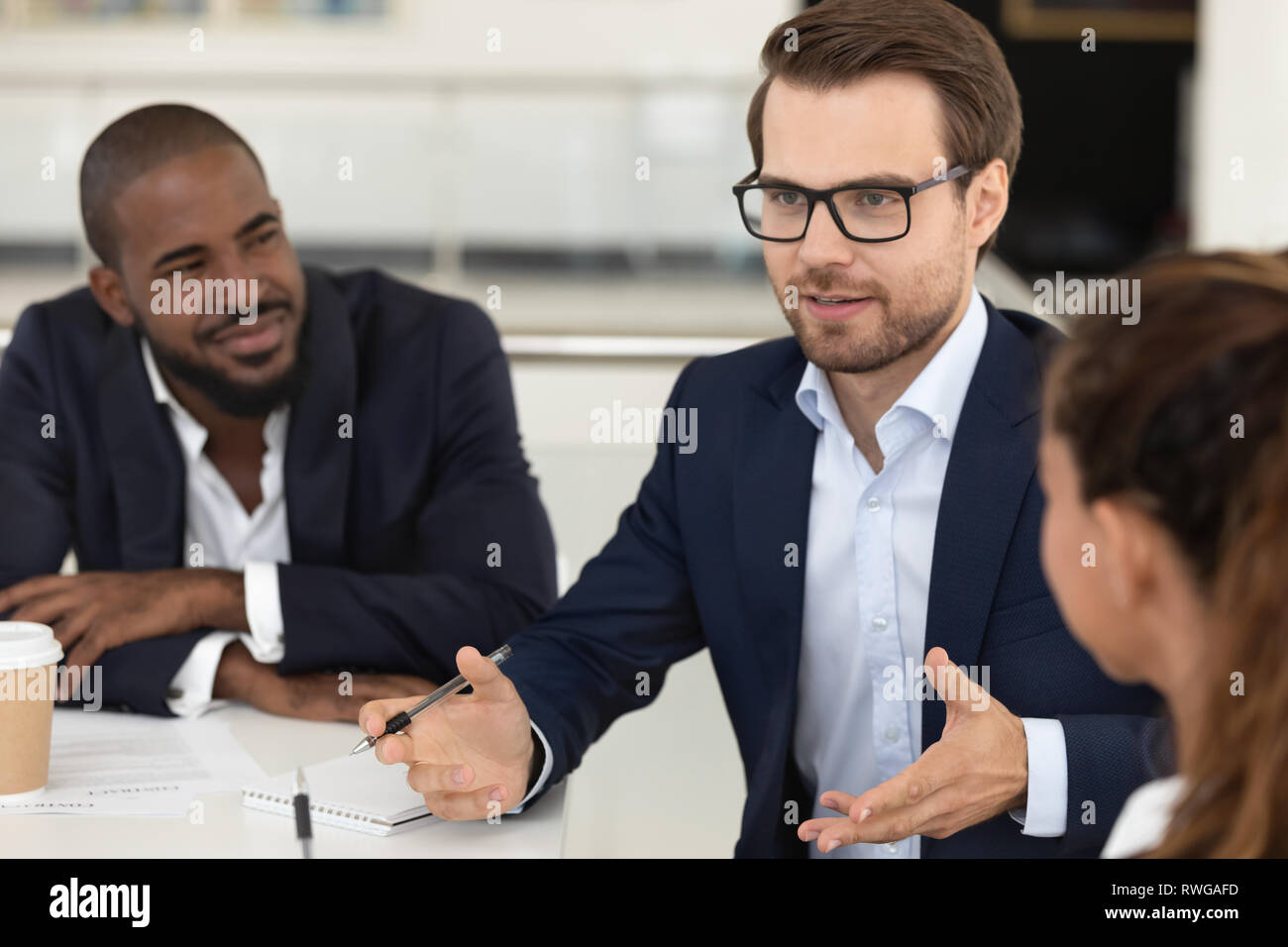 Patron d'entreprise de premier millénaire de la réunion de l'équipe multiraciale à boardroom Banque D'Images