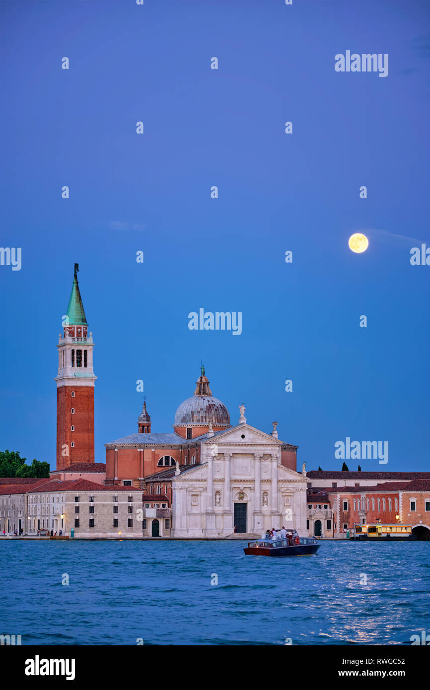 San Giorgio Maggiore Église avec la pleine lune. Venise, Italie Banque D'Images