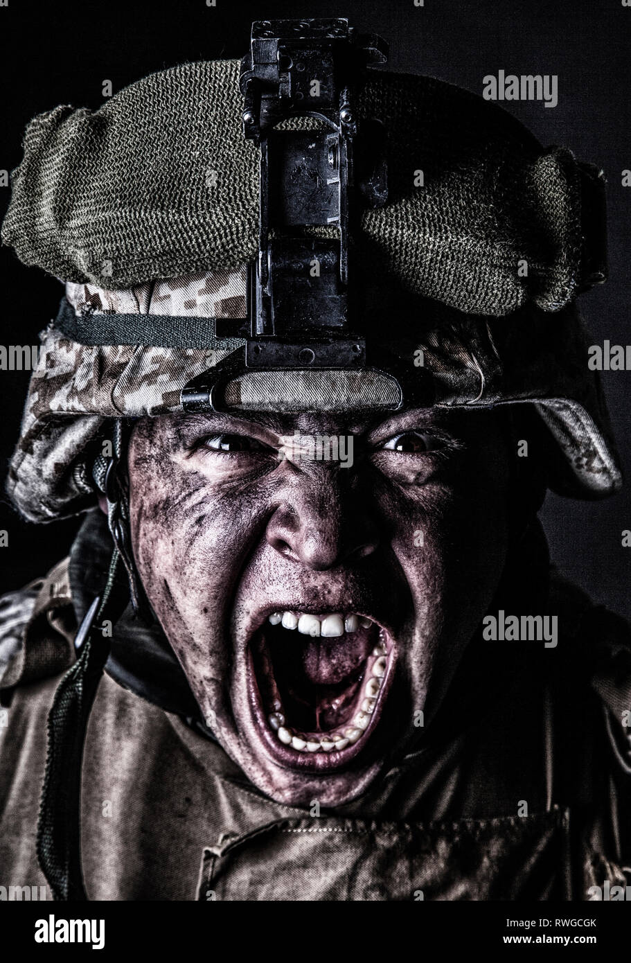 Portrait en gros plan d'un soldat de l'armée américaine agressive crier très fort. Banque D'Images