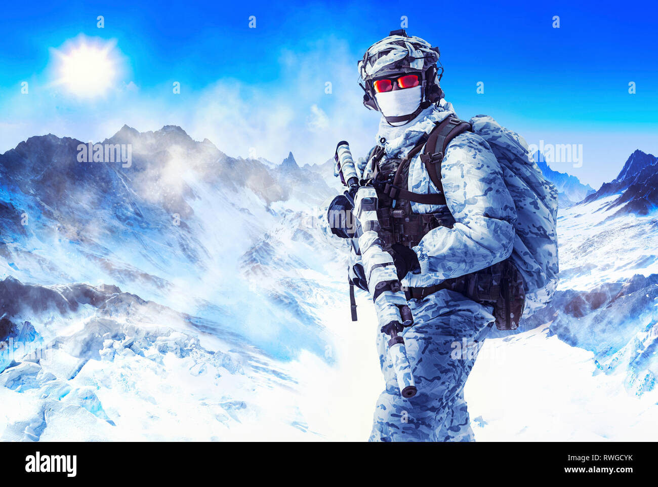 Soldat en uniforme d'hiver blanc et masque de visage dans les montagnes. Banque D'Images