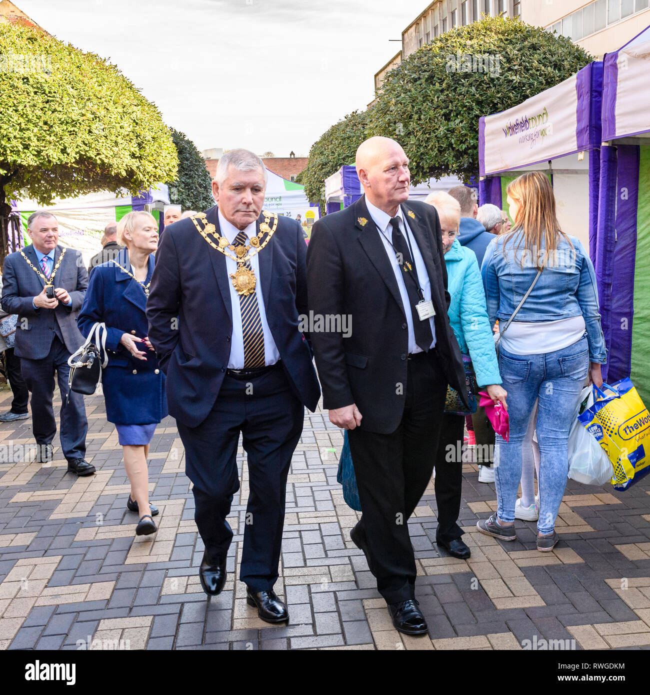 Maire de Wakefield et conseillers, visitent des stands à Wakefield Food, Drink & Rhubarb Festival 2019 par Cathedral - West Yorkshire, Angleterre, Royaume-Uni. Banque D'Images