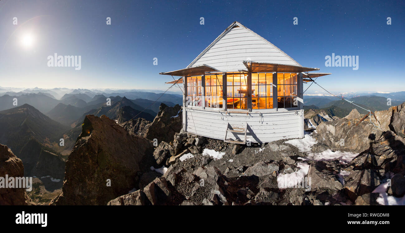Le restauré d'observation, construite en 1932, sur trois doigts Mountain, près de Seattle, Washington, USA. Banque D'Images