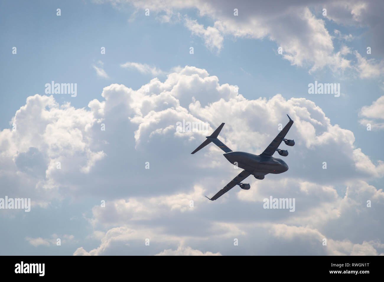 Un Boeing C-17 Globemaster III en vol, avion contre un ciel nuageux Banque D'Images
