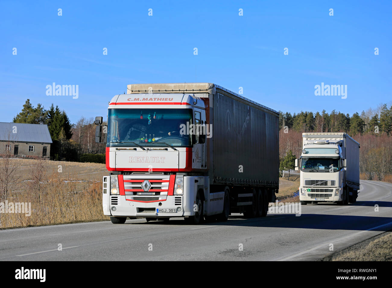 Salo, Finlande - 1 mars 2019 : Deux camions semi blanche, Renault Magnum C. M. Mathieu à l'avant, le transport de marchandises sur route finlandais au début du printemps. Banque D'Images