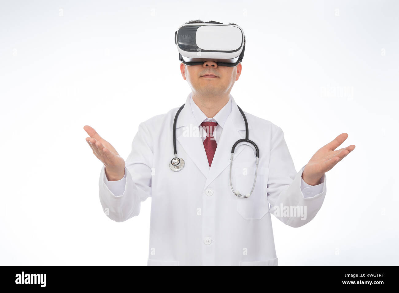Médecin homme portant des lunettes de réalité virtuelle isolé sur fond blanc Banque D'Images