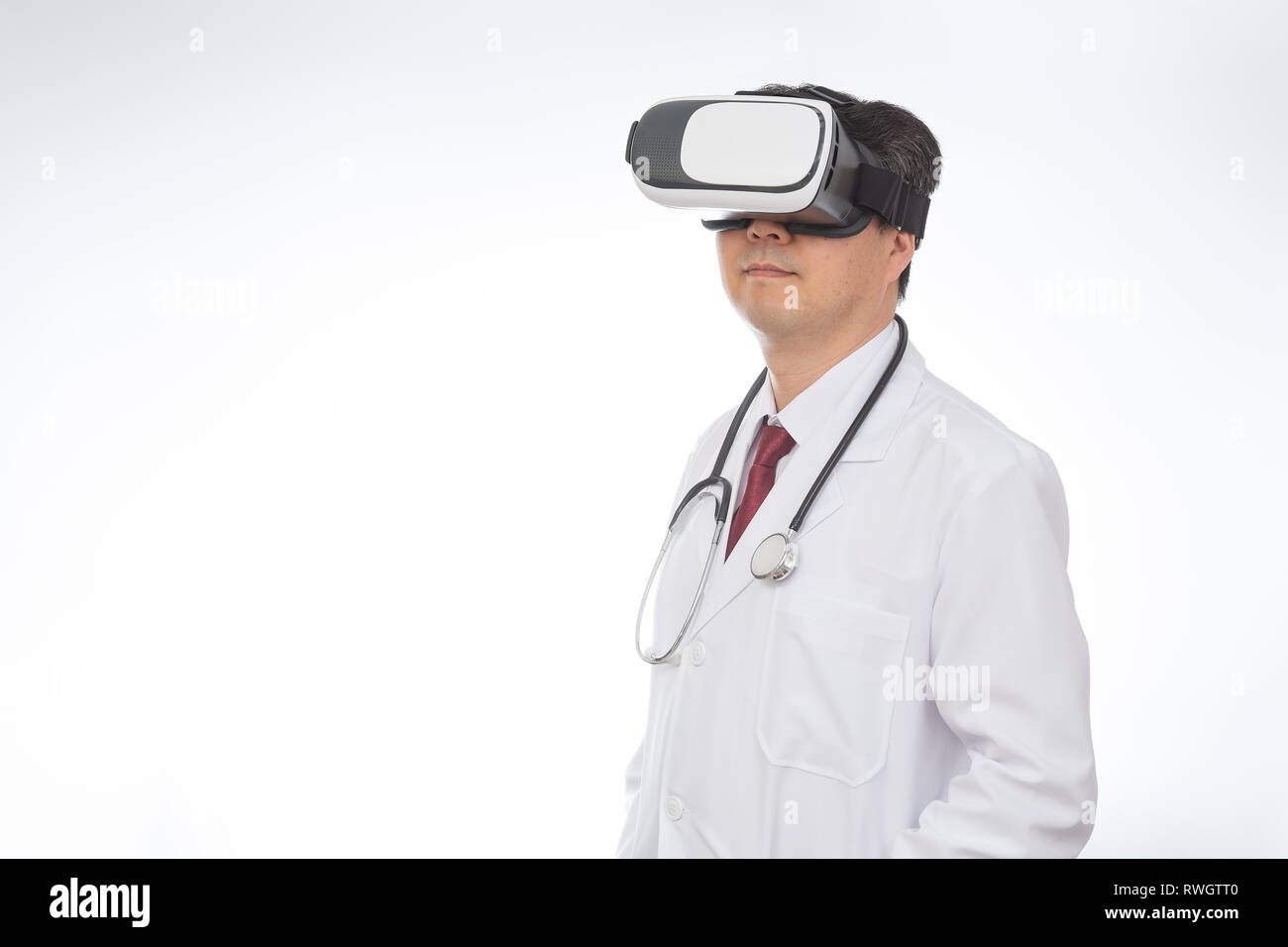 Médecin homme portant des lunettes de réalité virtuelle isolé sur fond blanc Banque D'Images