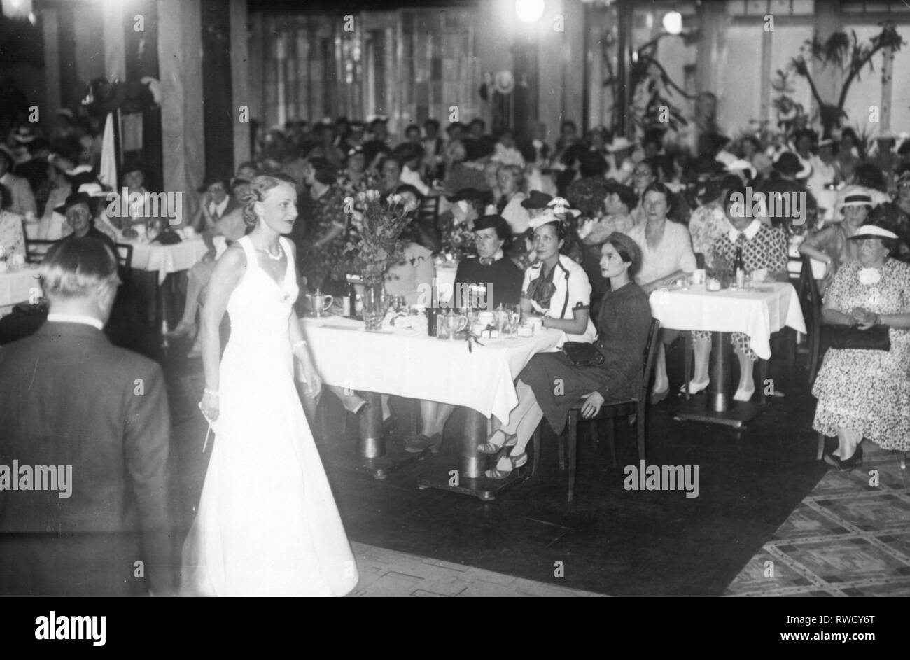 L'aliya bint Ali de hejaz, 1911 - 21.12.1950, Reine Consort de l'Iraq 25.1.1934 - 4.4.1939, demi-longueur (premier tableau, deuxième à partir de la droite), la visite d'un fashion show à Berlin, 1937, Additional-Rights Clearance-Info-Not-Available- Banque D'Images