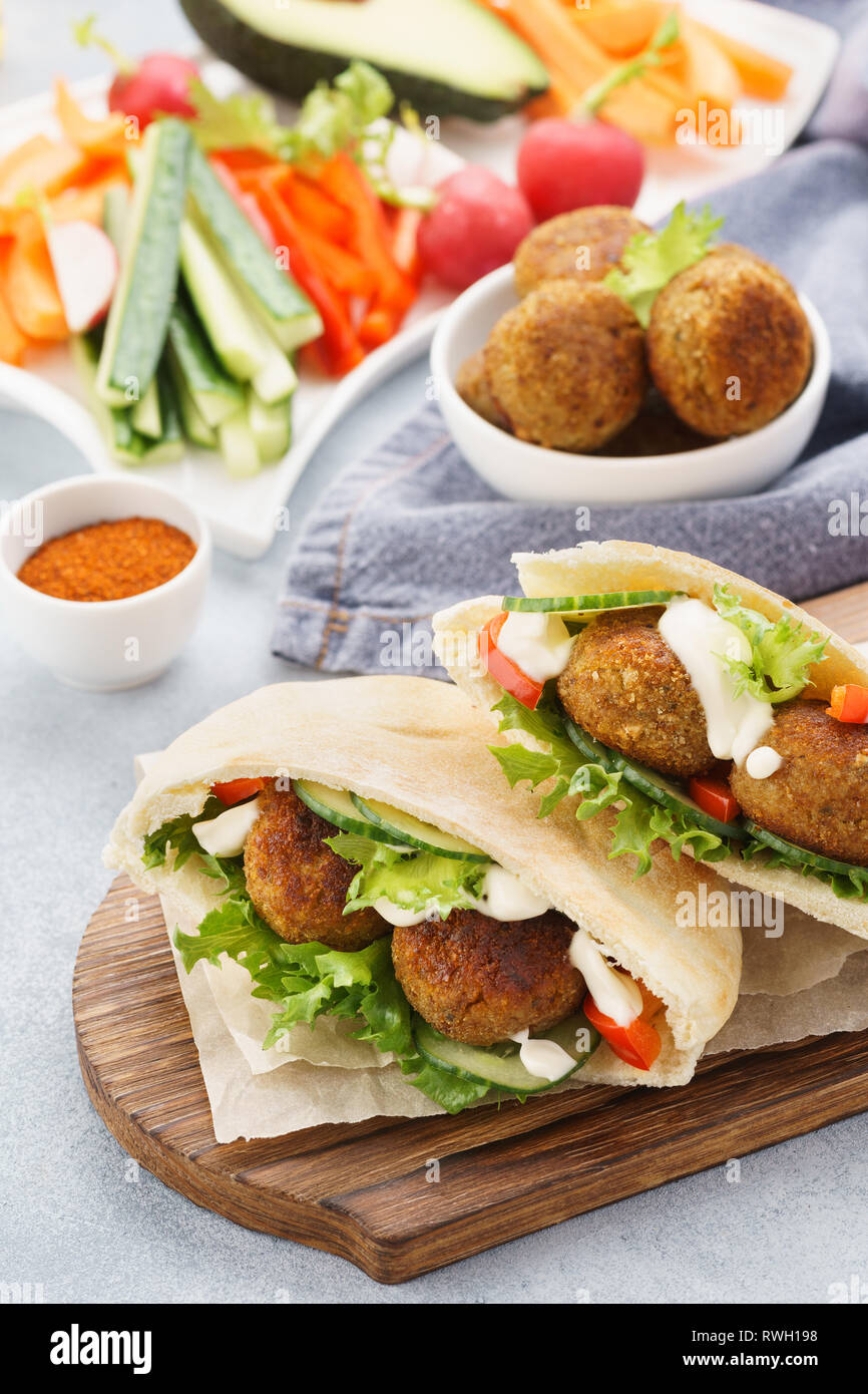 Pita falafel végétarien sain avec des légumes frais, de la laitue et de la sauce. Banque D'Images