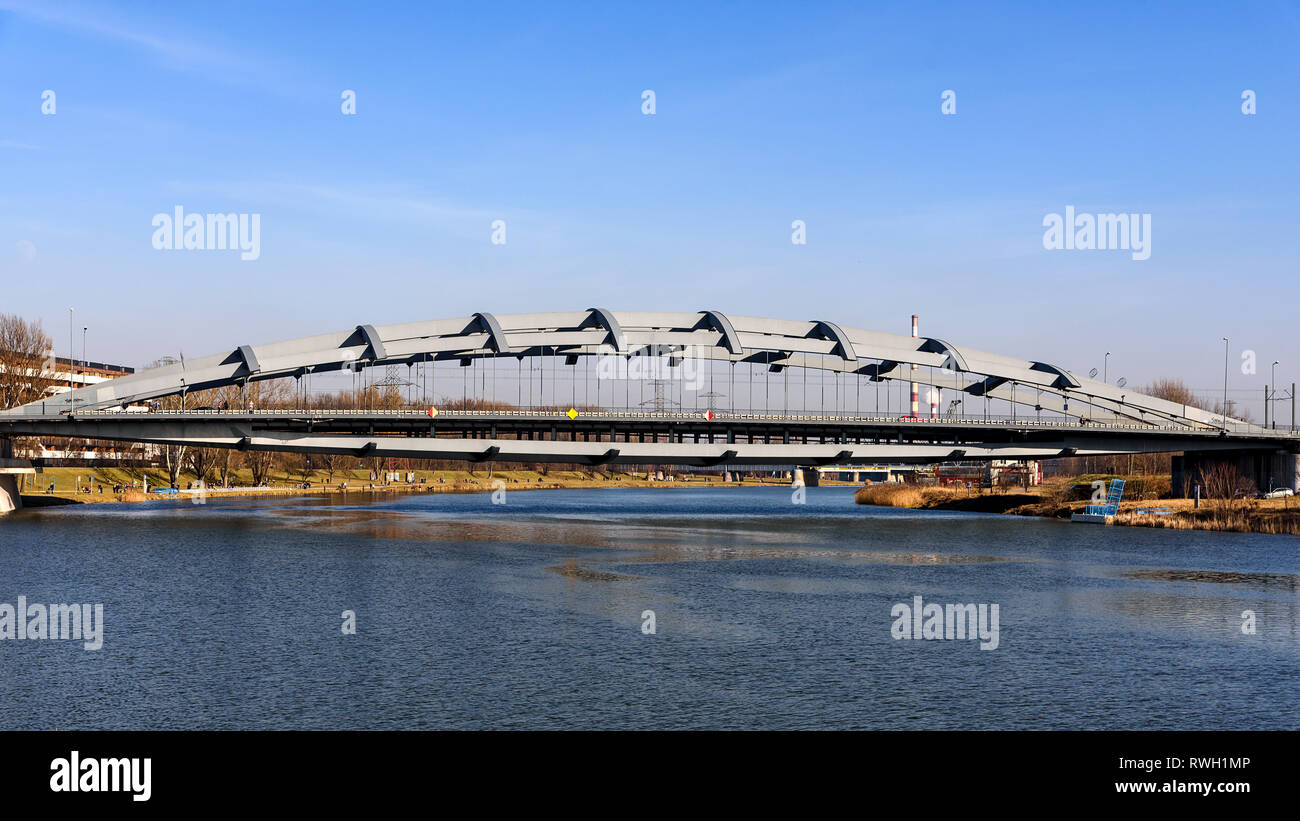 Cracovie, Pologne - 16 Février 2019 : vue panoramique sur l'Kotlarski Pont sur la Vistule à Cracovie. Les gens à pied et vous détendre sur les rives de la Banque D'Images