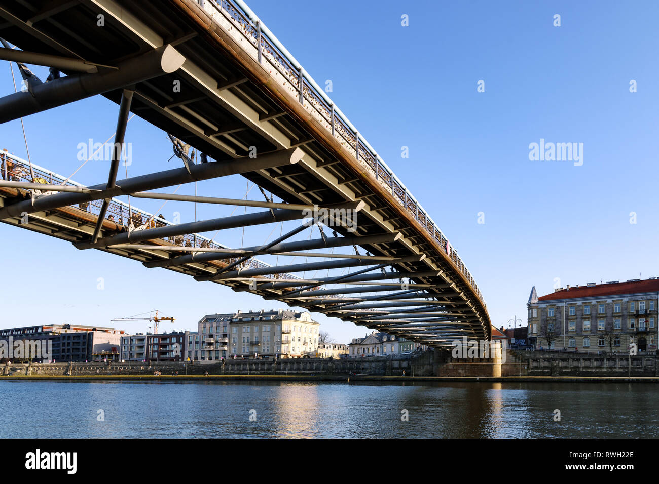 Cracovie, Pologne - 16 Février 2019 : Les gens passent par la célèbre passerelle de Père Bernatka sur la Vistule à Cracovie lors d'une journée ensoleillée. Banque D'Images