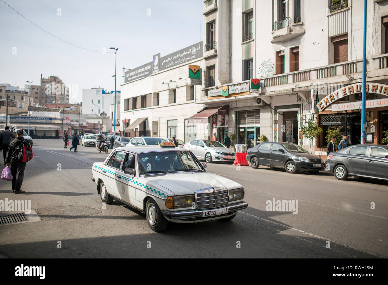 CASABLANCA, MAROC - Le 5 mars 2019 : un grand taxi dans les rues de Casablanca, Maroc. Banque D'Images