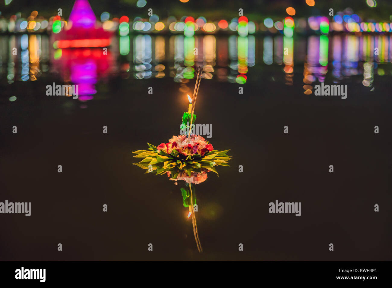 Loy Krathong festival, les gens acheter des fleurs et des bougies à la lumière et flottent sur l'eau pour célébrer le festival de Loy Krathong en Thaïlande Banque D'Images