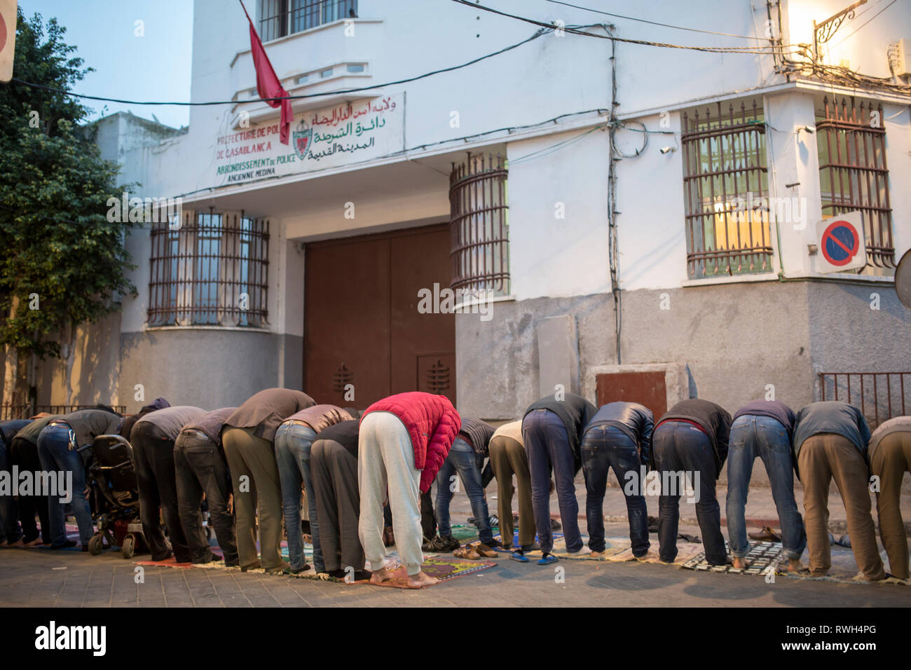 CASABLANCA, MAROC - Le 5 mars 2019 : Les gens priant dans les rues de Casablanca, Maroc. Banque D'Images