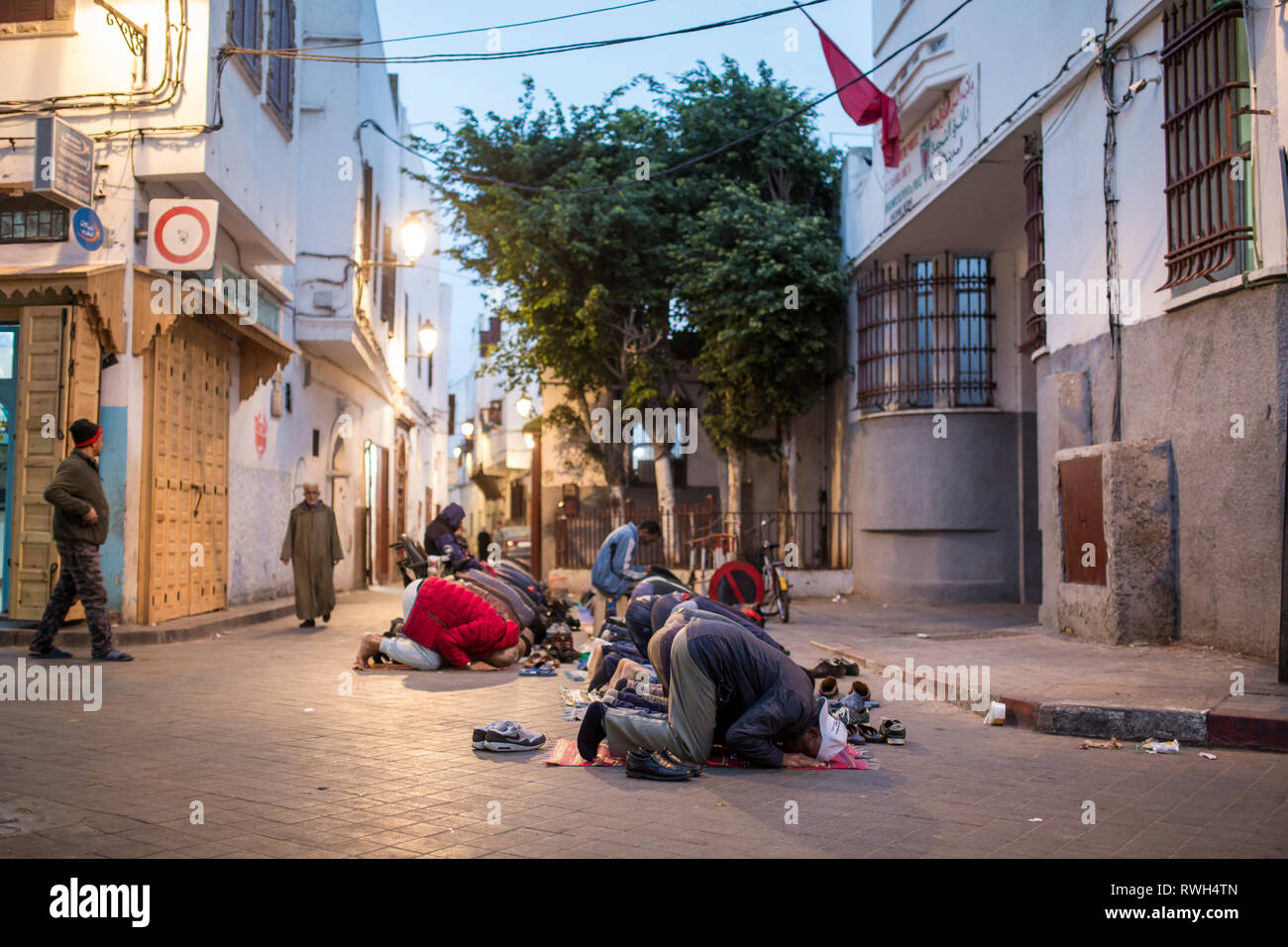 CASABLANCA, MAROC - Le 5 mars 2019 : Les gens priant dans les rues de Casablanca, Maroc. Banque D'Images