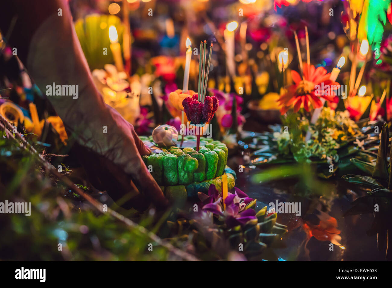 Loy Krathong festival, les gens acheter des fleurs et des bougies à la lumière et flottent sur l'eau pour célébrer le festival de Loy Krathong en Thaïlande Banque D'Images