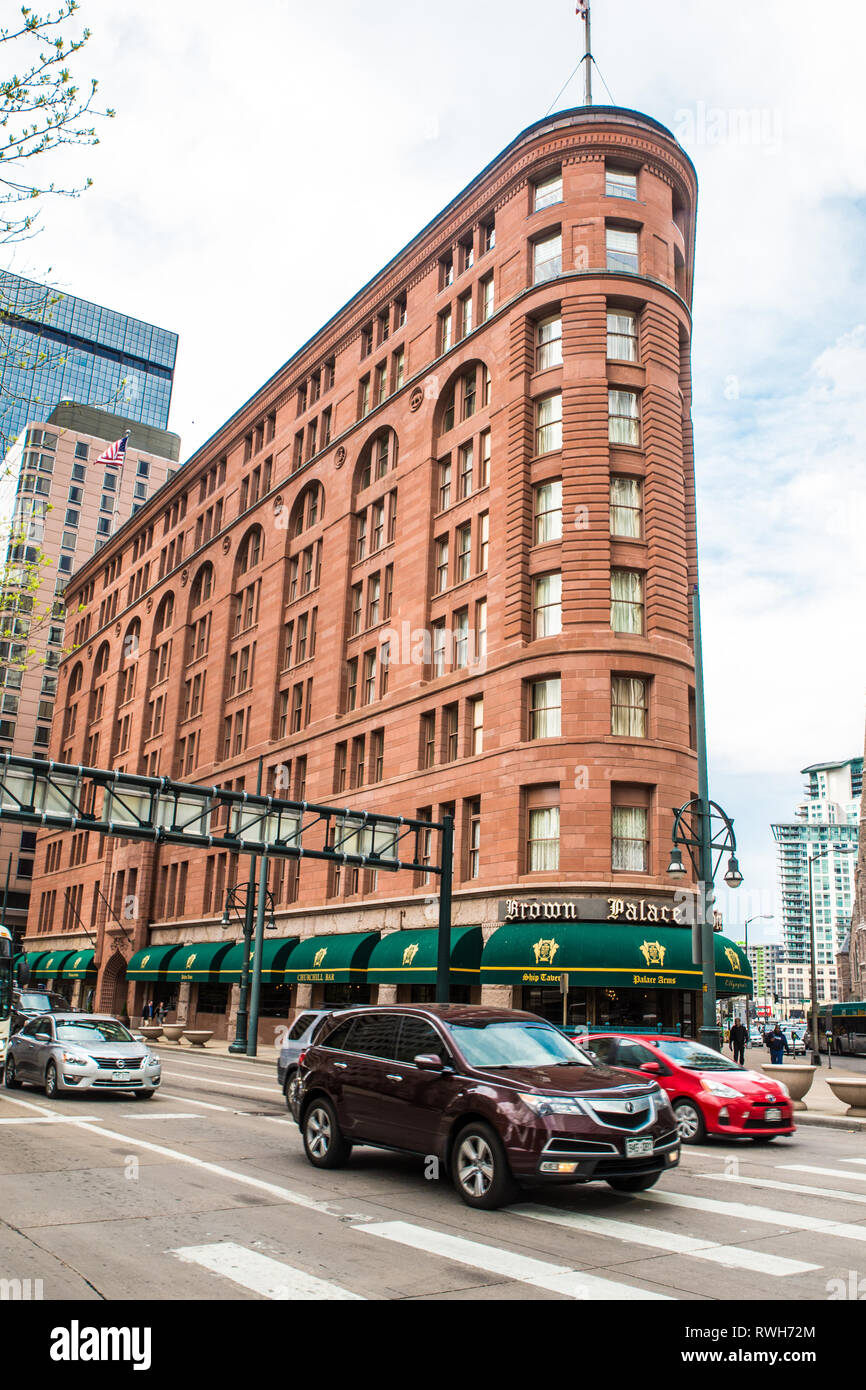 DENVER, COLORADO - le 30 avril. 2018 : scène de rue de la ville de Denver Colorado historique avec Brown Palace Hotel and Spa en vue Banque D'Images