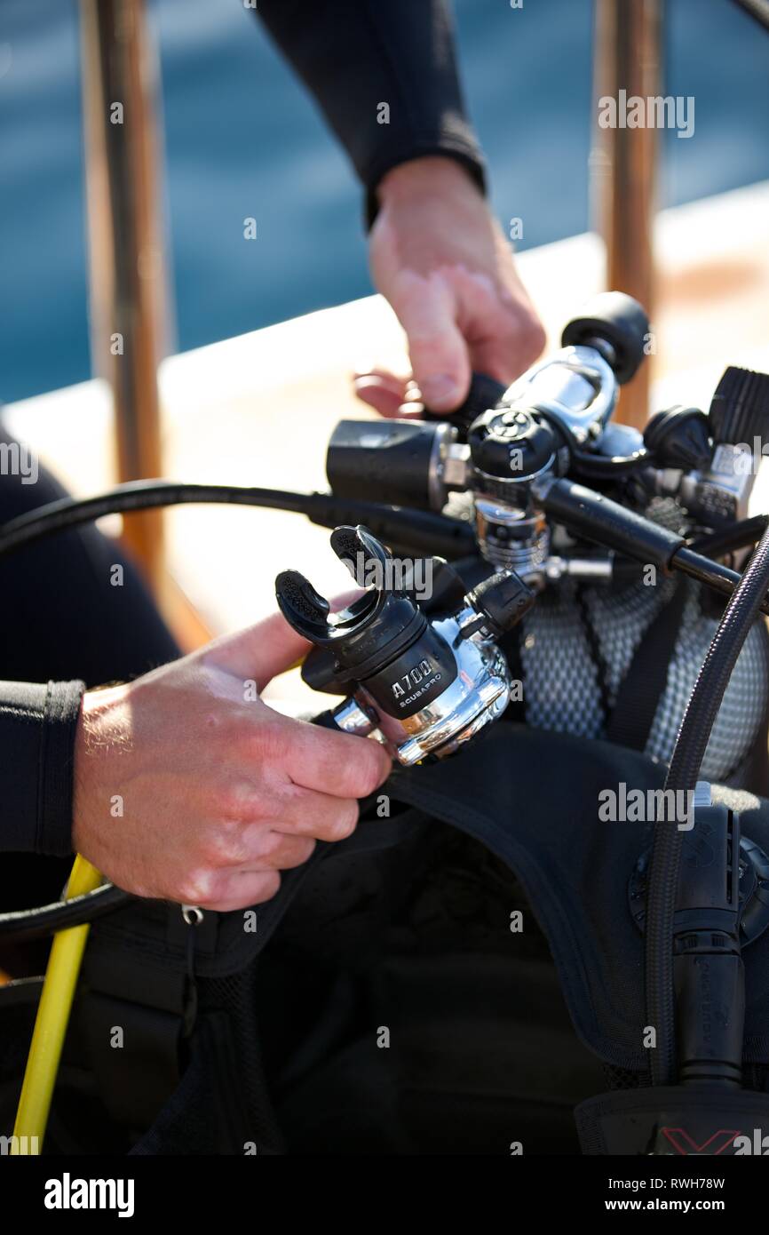 Sous-mains tenant les équipements de plongée avec jauge d'oxygène à bord de yacht - convient pour la formation de sécurité en plongée Banque D'Images