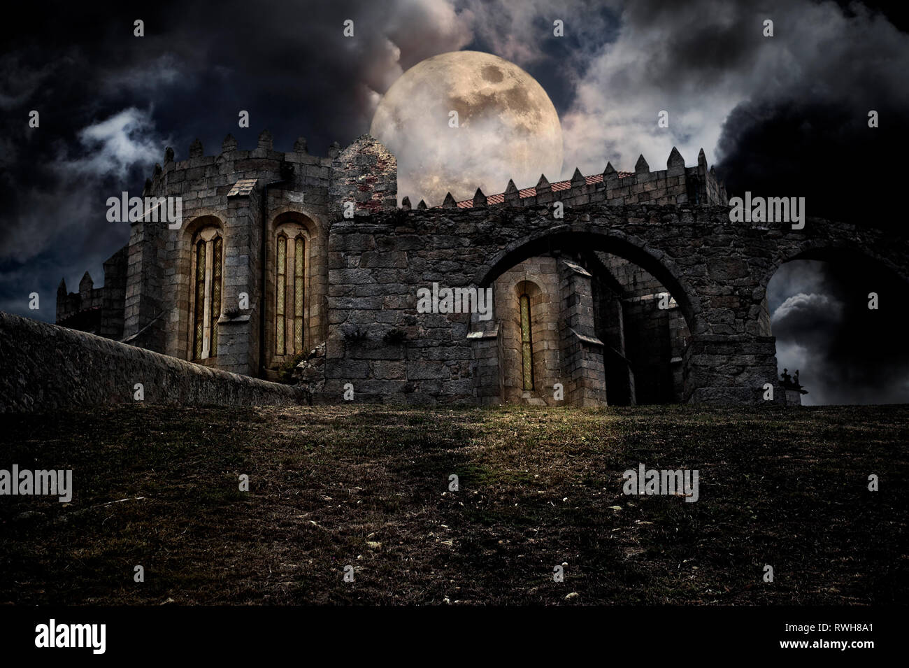 Paysage avec halloween médiéval couleur lune et Abbaye de l'Europe médiévale Banque D'Images