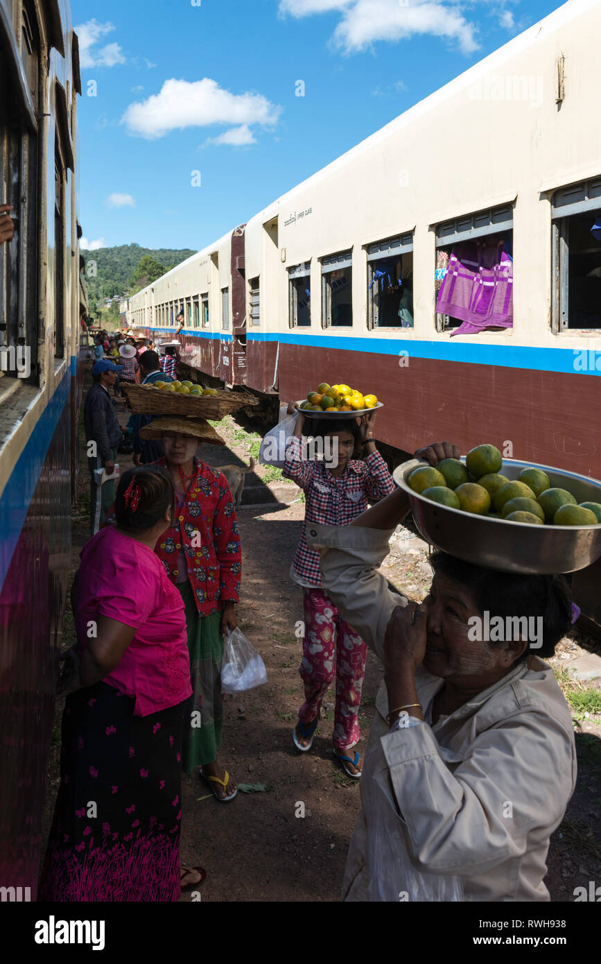 KALAW, MYANMAR - 23 novembre, 2018 : Vertical photo de femmes birmanes traditionnelles vente de fruits sur le chemin de fer à Kalaw, Myanmar Banque D'Images