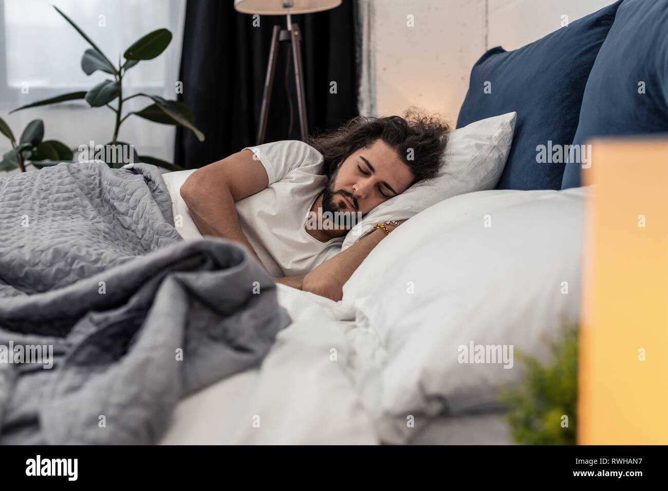 Homme barbu agréable de dormir dans son lit Banque D'Images